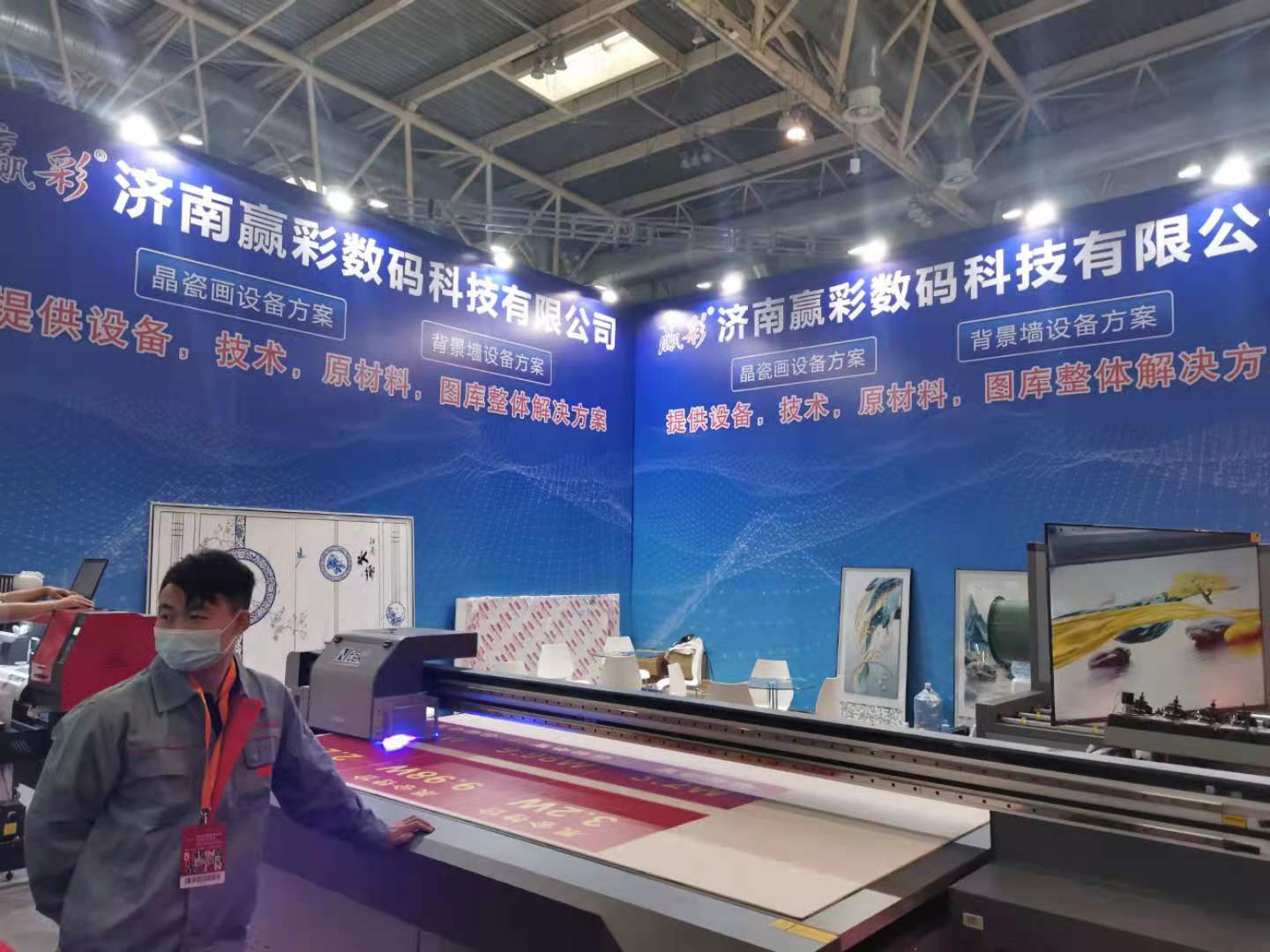 北京展會(huì)的客戶(hù)來(lái)廠洽談UV打印機(jī)合作事宜